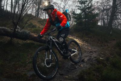 Knog Scheinwerfer PWR MTB 2000 Set mit Helm- und Lenkerhalter black  Produktbild 3